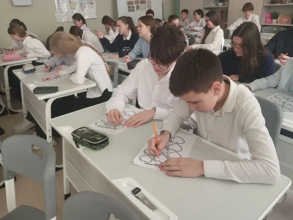 Сегодня в 8"А" классе прошёл  мастер-класс  со специалистом-профориентологом Маргаритой  Карпенко на