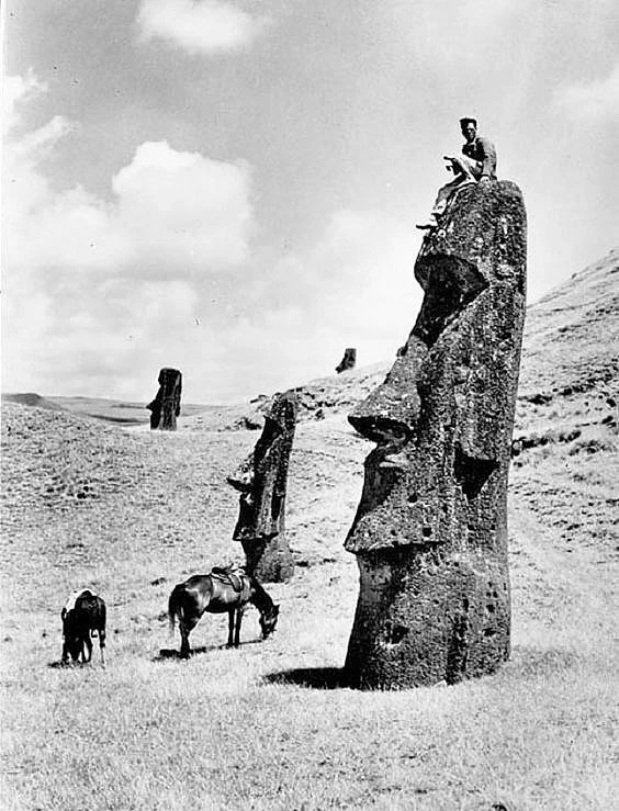 Человек на статуе моаи, остров Пасхи, 1936 год.

Фотоальбом | подписаться