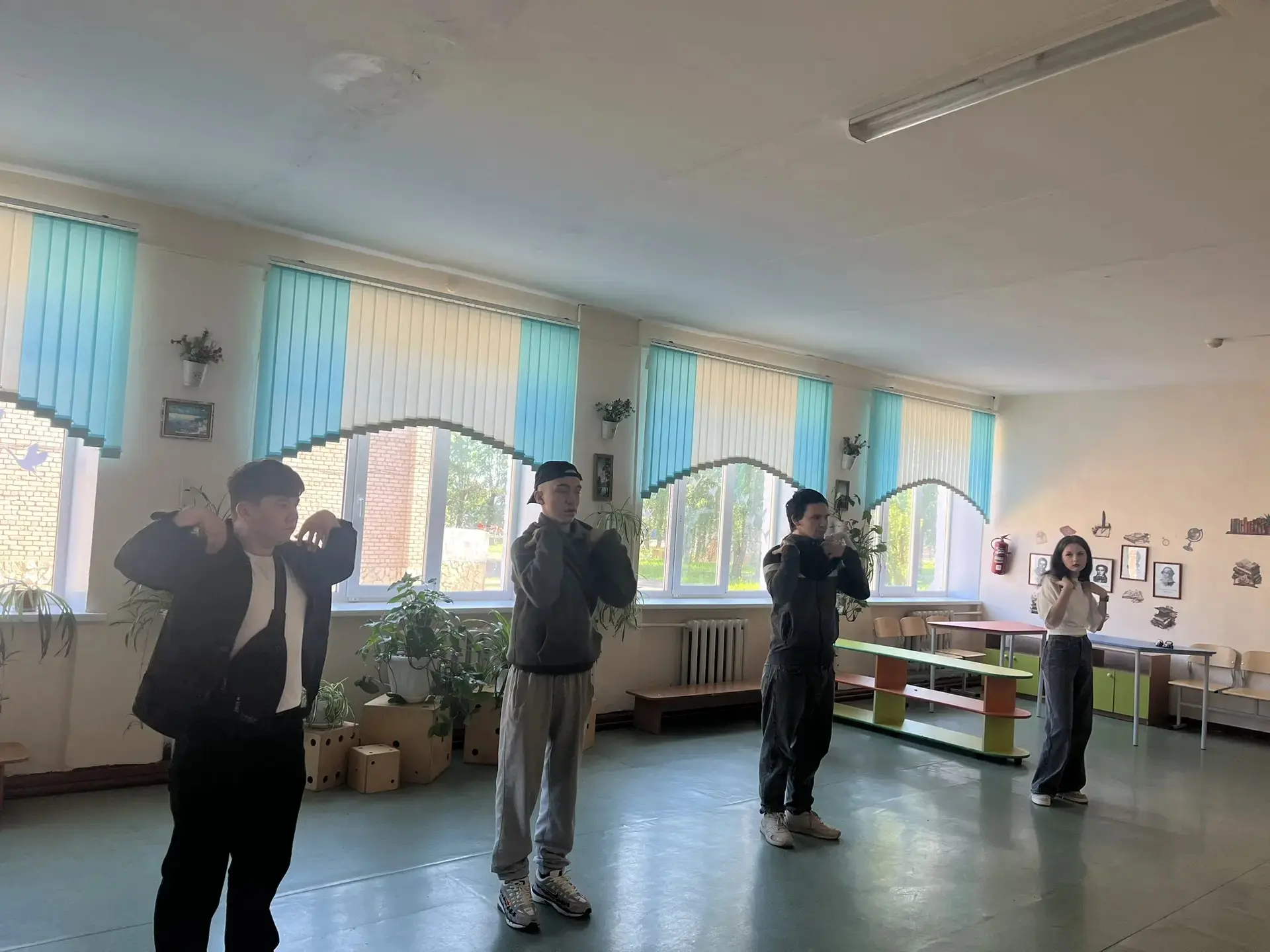 Третий день в нашем лагере выдался очень плодотворным. 
После зарядки и завтрака, ребята работали на