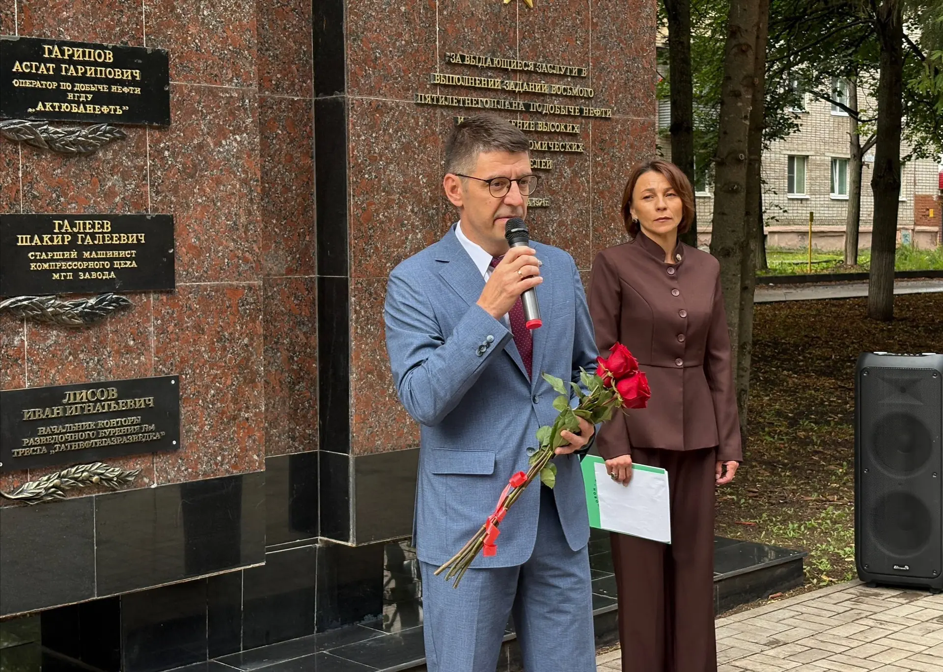 Сегодня Аллея нефтяников пополнилась еще одним именем. Торжественно открыли барельеф в ...