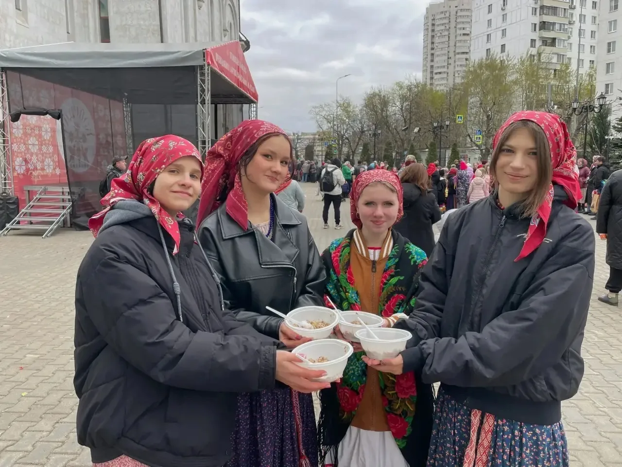 Дни Светлой Пасхи - время, когда так хочется поделиться с родными и близкими светом Христова Воскрес