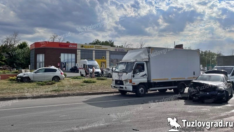 На въезде в Новочеркасск в лобовом столкновении двух БМВ травмы получили два ребенка