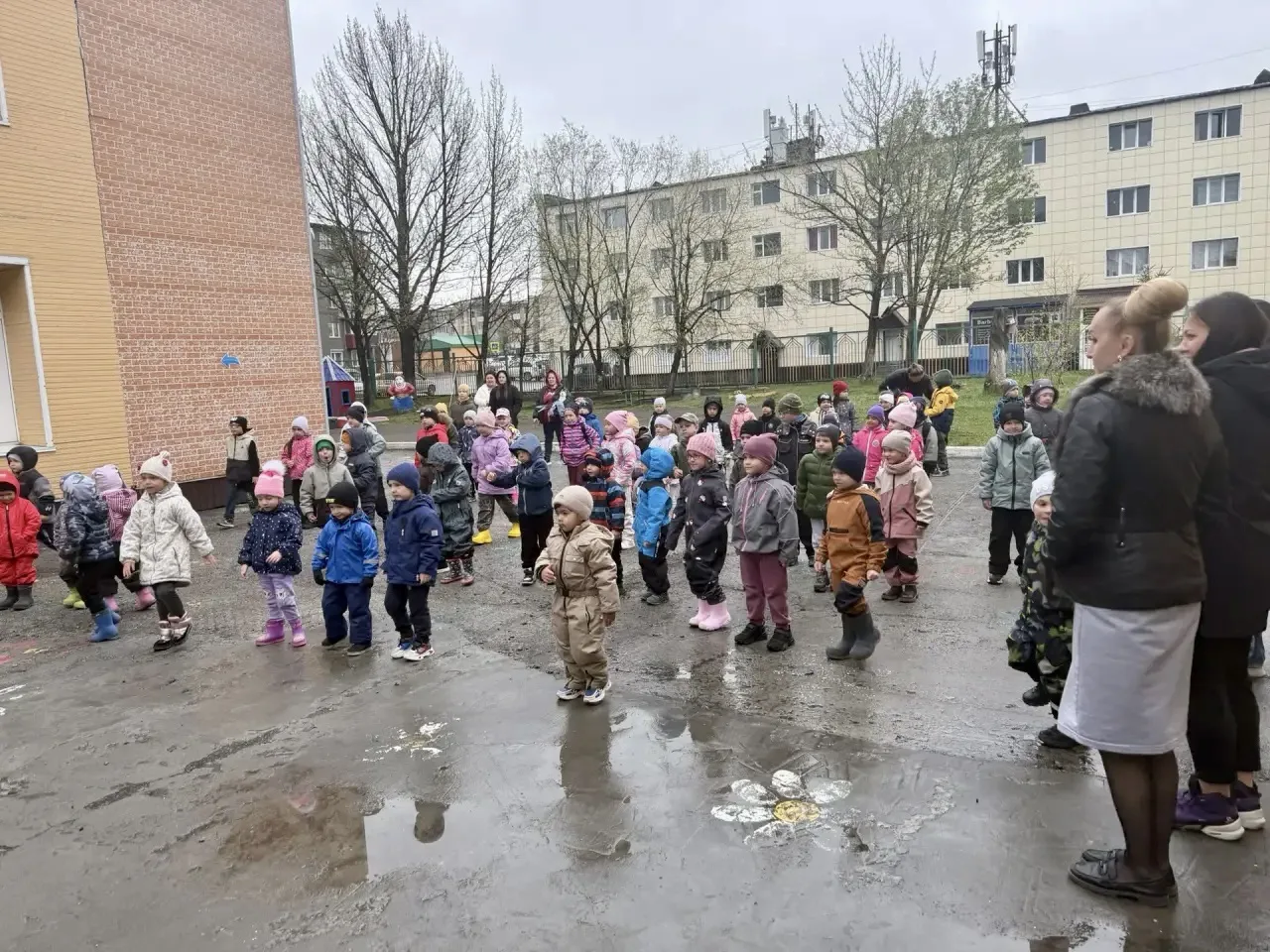 Сегодняшний праздник не смогла испортить даже лёгкая морось — наши малыши доказали, что...