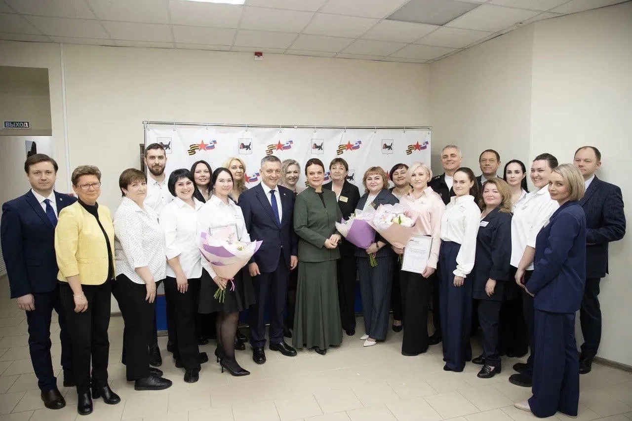 Провела рабочую встречу с губернатором Иркутской области Игорем Кобзевым. В новом здании филиала фон
