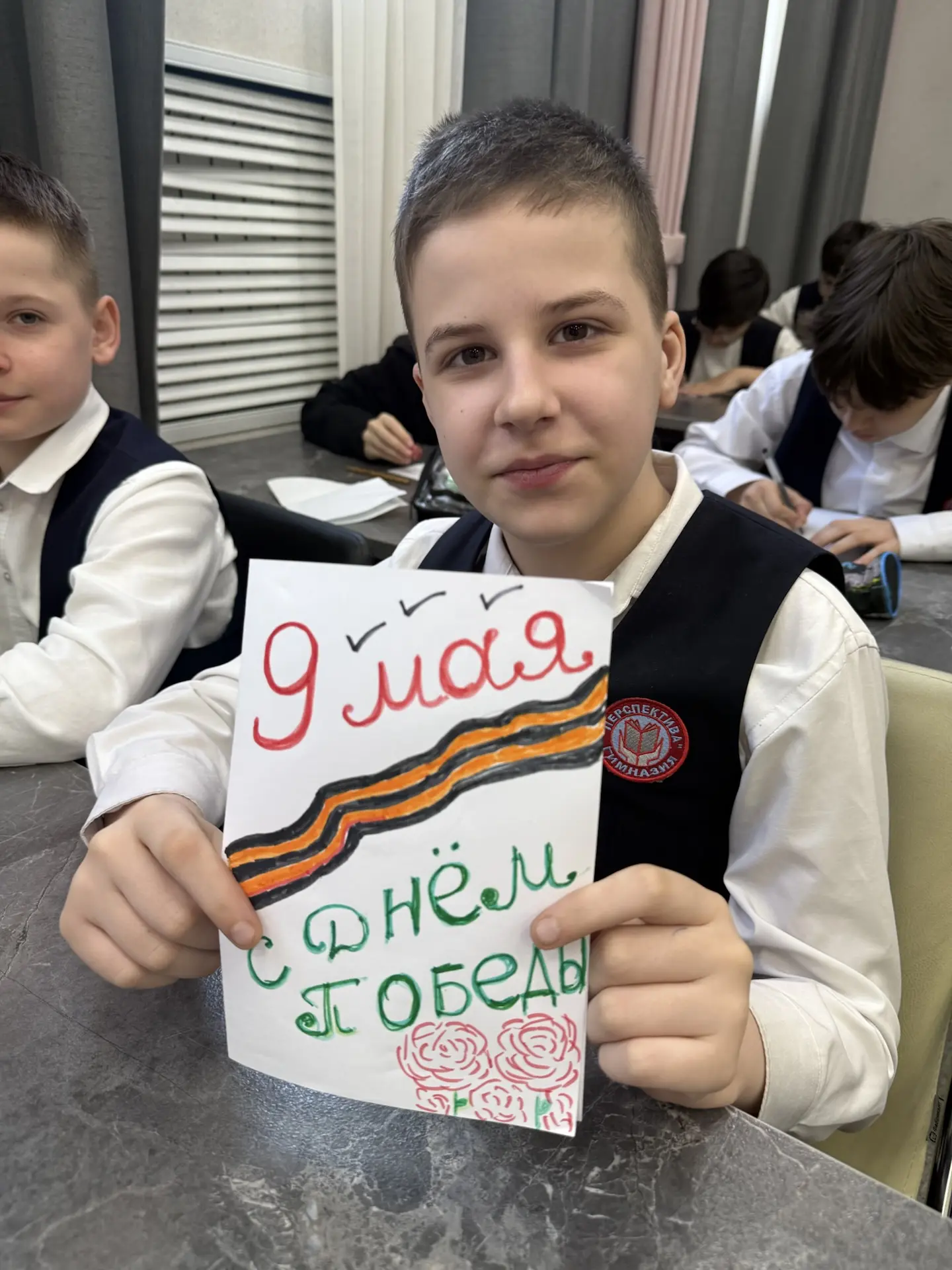 На этих листочках не просто слова, а огромная поддержка, искренность и вера. Дети пишут о главном: о