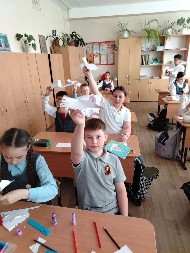 Библиотечные уроки "История одной песни" прошли в 4А, 4Ж и 4Б классах 📚   Ребята познакомились с ист