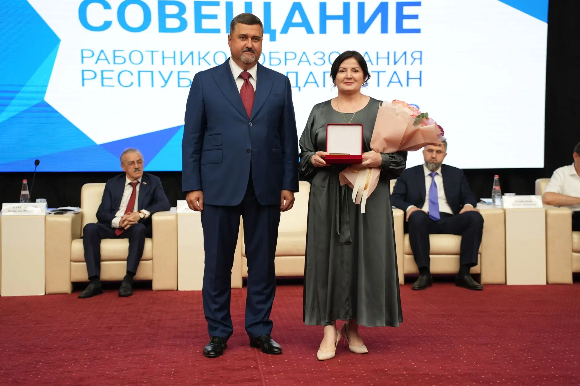 Сегодня наградили 62 заслуженных учителей и работников сферы образования.