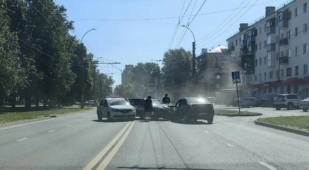 Ночь и утро выходного дня отметились сразу несколькими авариями.