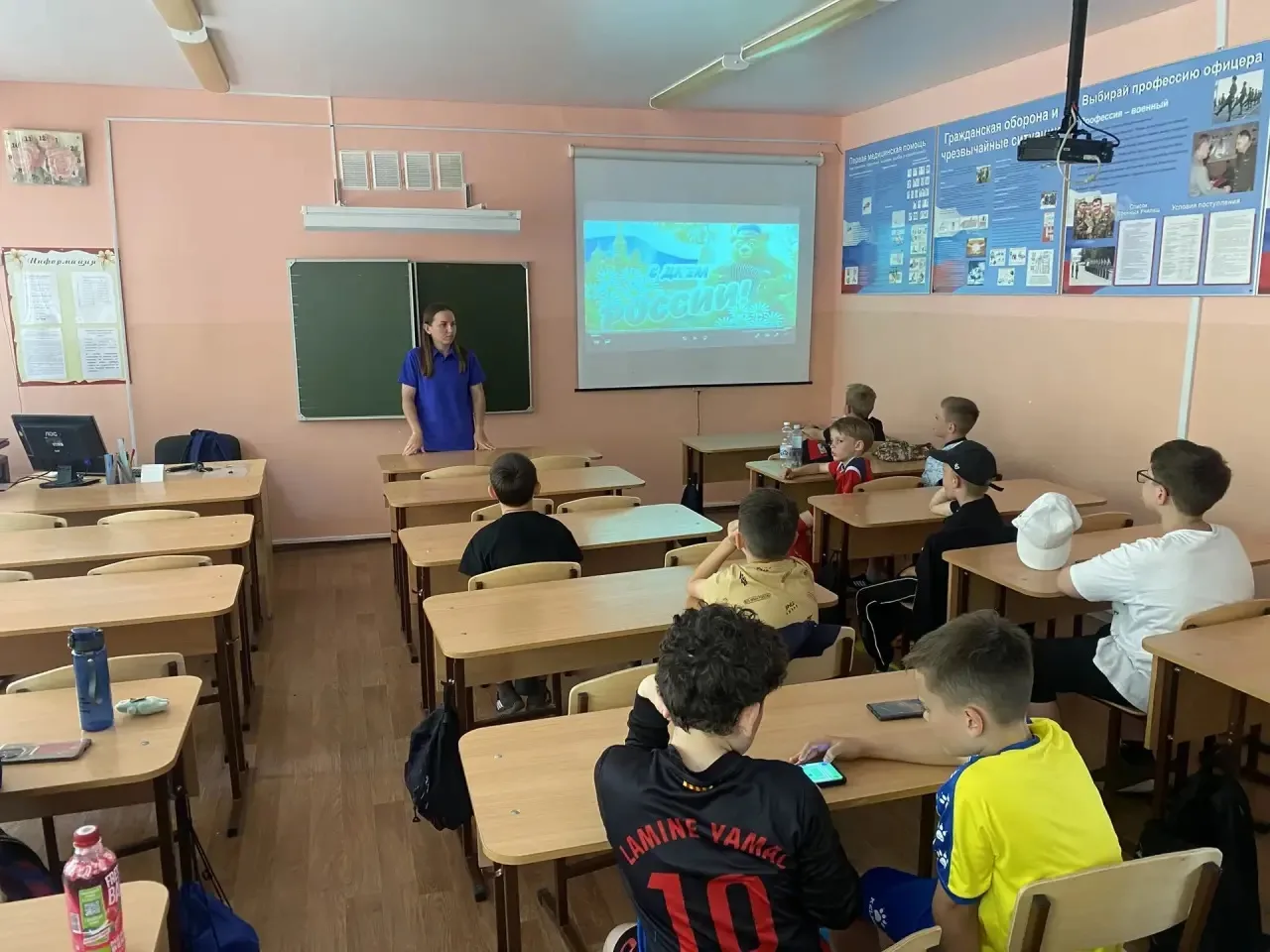 🇷🇺 Воспитанники МАУДО «СШ им. Н.Б. Радзевич» принимают участие в акциях, посвящённых Дню России.

