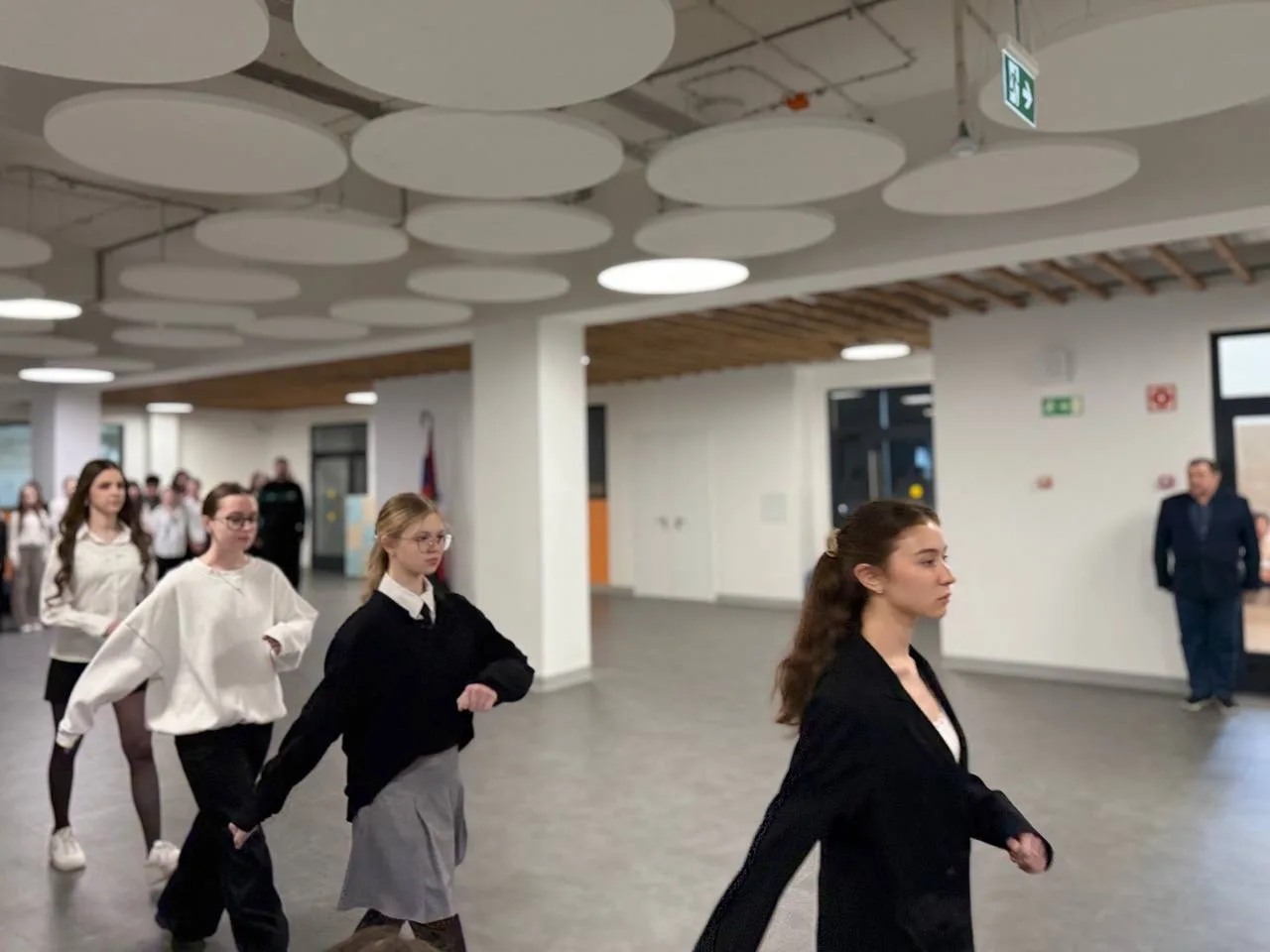 Торжественная линейка на Острове 🇷🇺  Понедельник - не повод хмуриться, а возможность красиво начать 