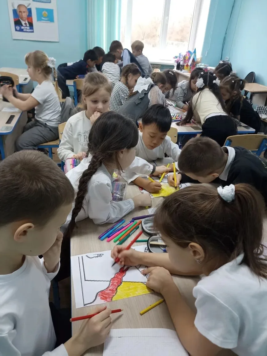 Вчера на уроке ИЗО ученики 1" В" класса( кл. руководитель Губенко Е. В.) подготовили плакат, посвящё