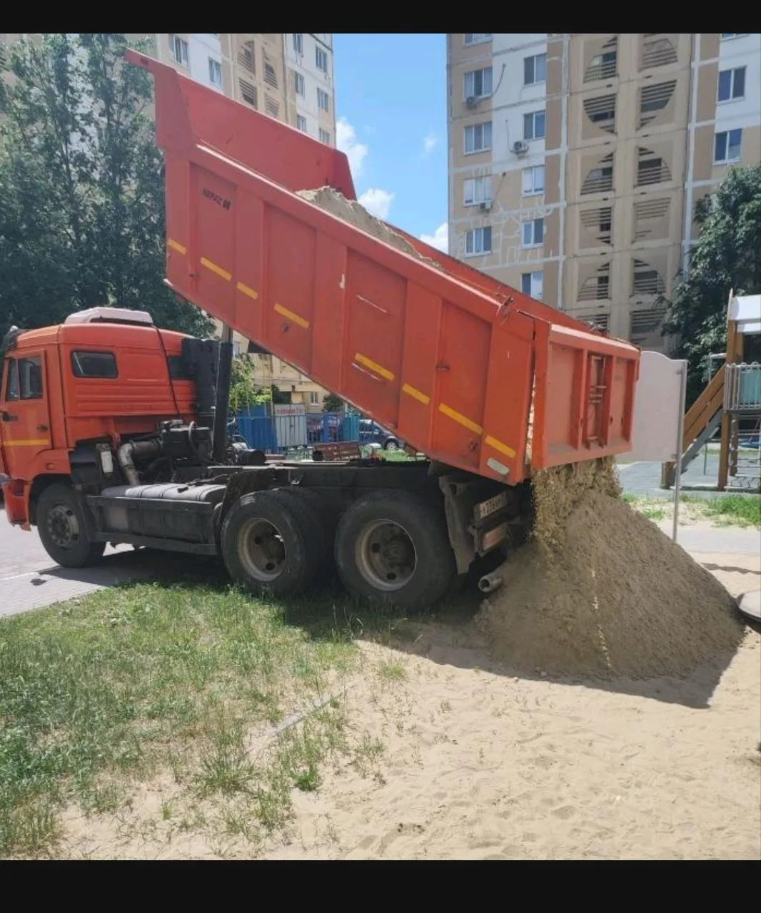 Производим завоз песка на детские площадки  по дворовым территориям обслуживаемых МКД.