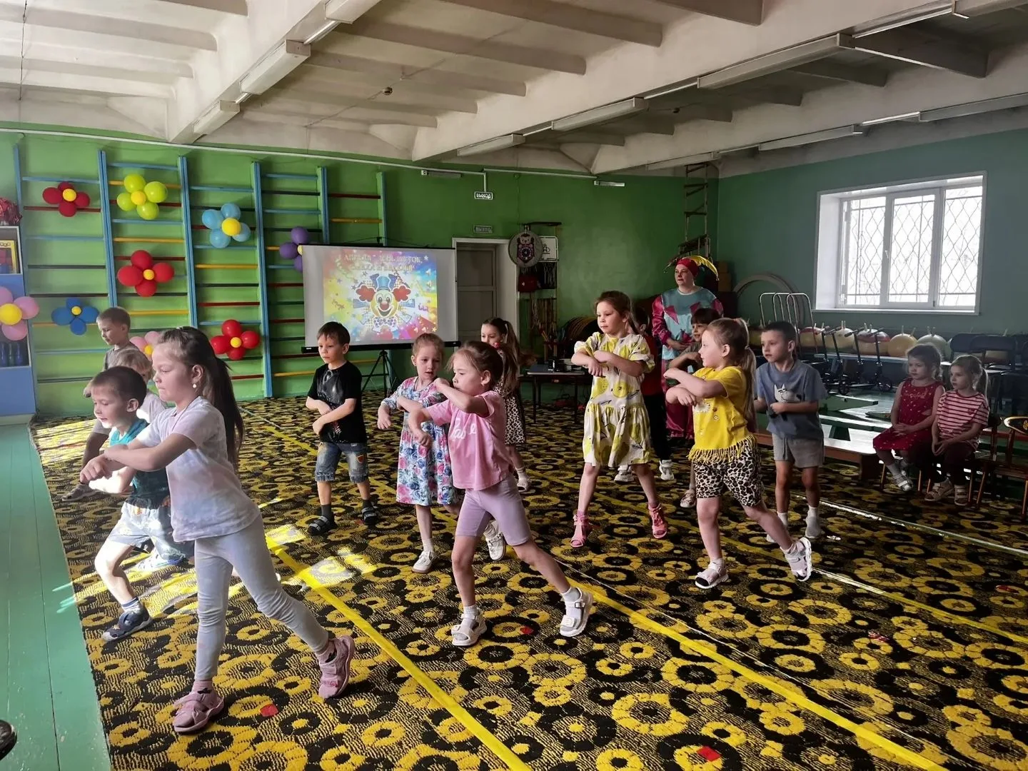 1 апреля это праздник смеха, шуток и веселья, поэтому в гости к ребятам пришли клоуны Прошка и Весел