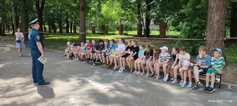 Сегодня в ДОЛ "Ромашка" гимназии прошла встреча с интересными людьми. Сотрудники МЧС по...