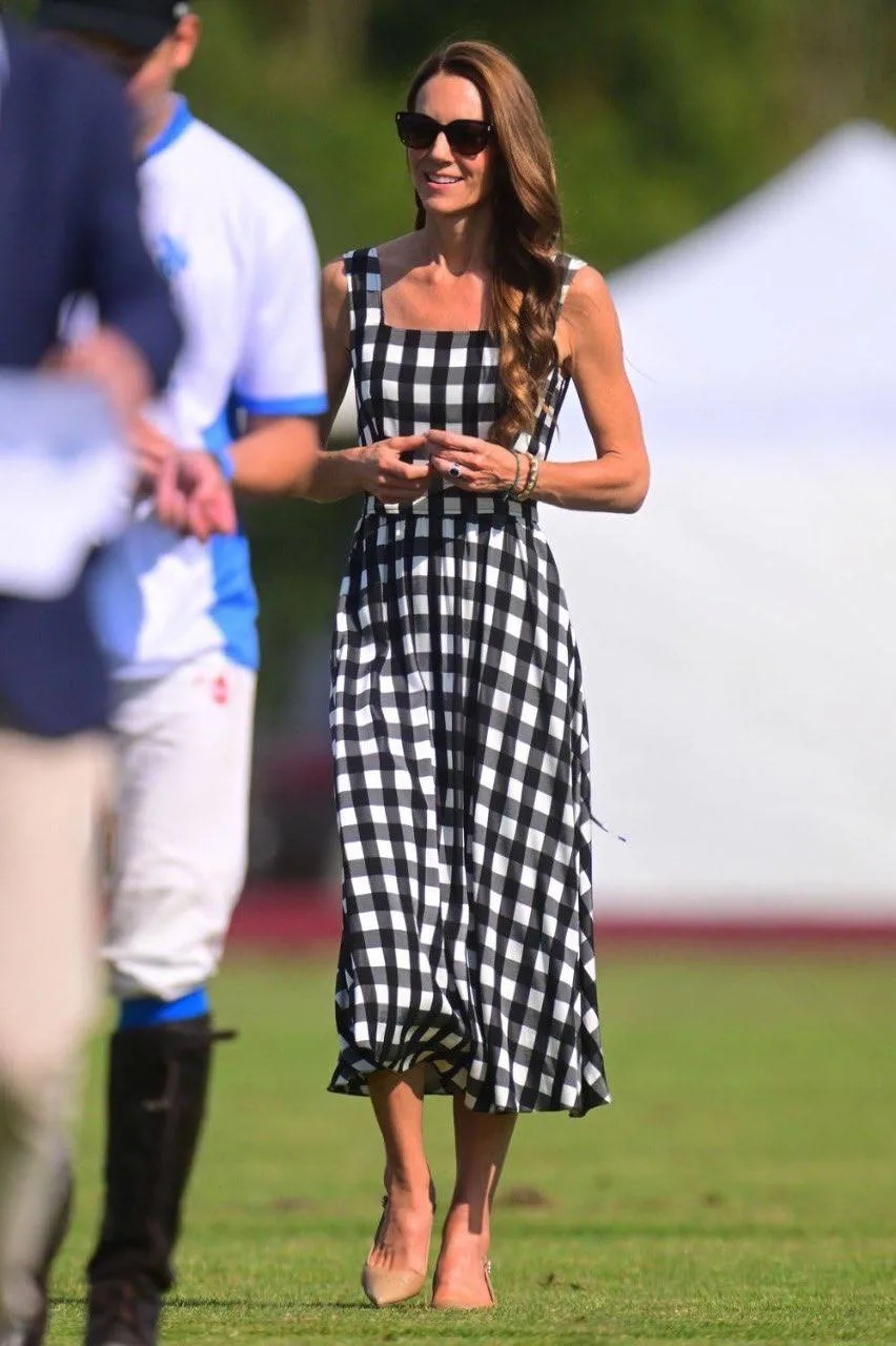 Уильям и Кэтрин на благотворительном матче поло в Guards Polo Club в Виндзоре сегодня.

Традиционно,