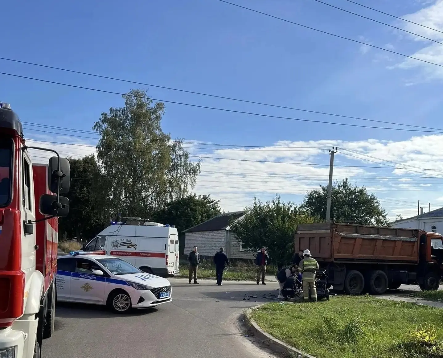 В Обояни при столкновении с «Камазом» пострадали водитель и пассажир электроскутера.