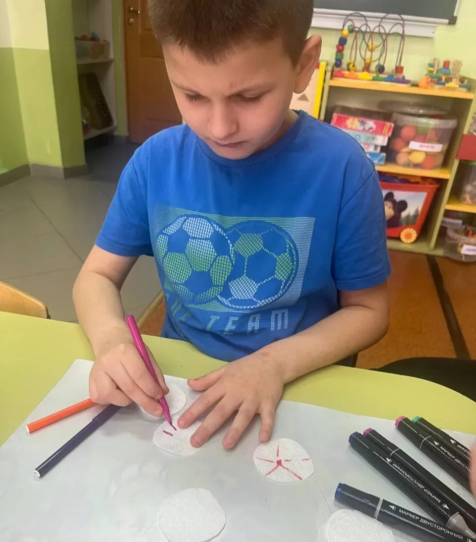 Творческая работа по созданию цветов из салфеток — это не просто поделка,  а полноценное терапевтиче