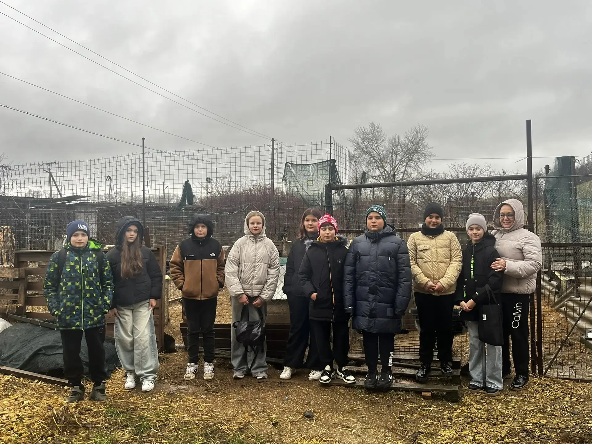 09.01.26 учащиеся 6в класса посетили Приют для животных,  подарив корм, внимание и милосердие для со