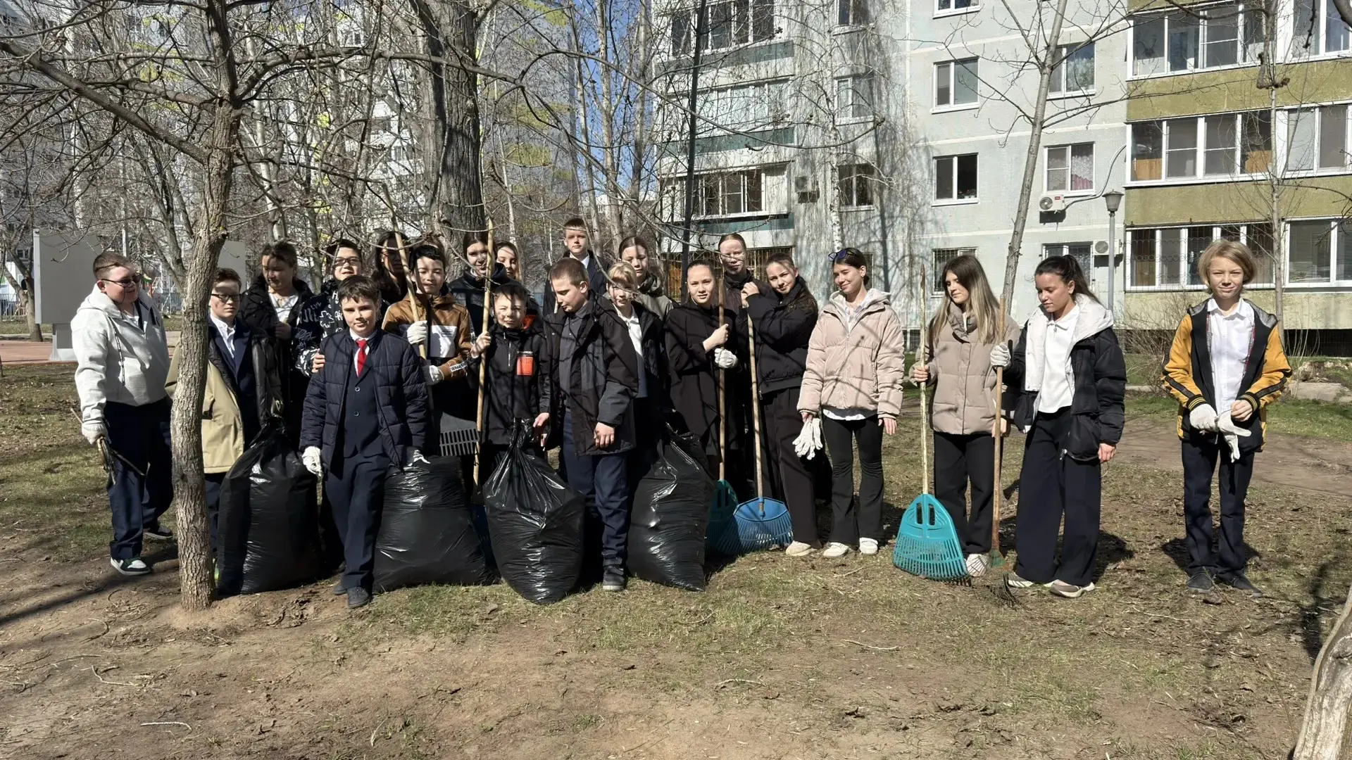 17 апреля 2026 года в рамках санитарной пятницы на уборку прилегающей к гимназии территории вышли уч