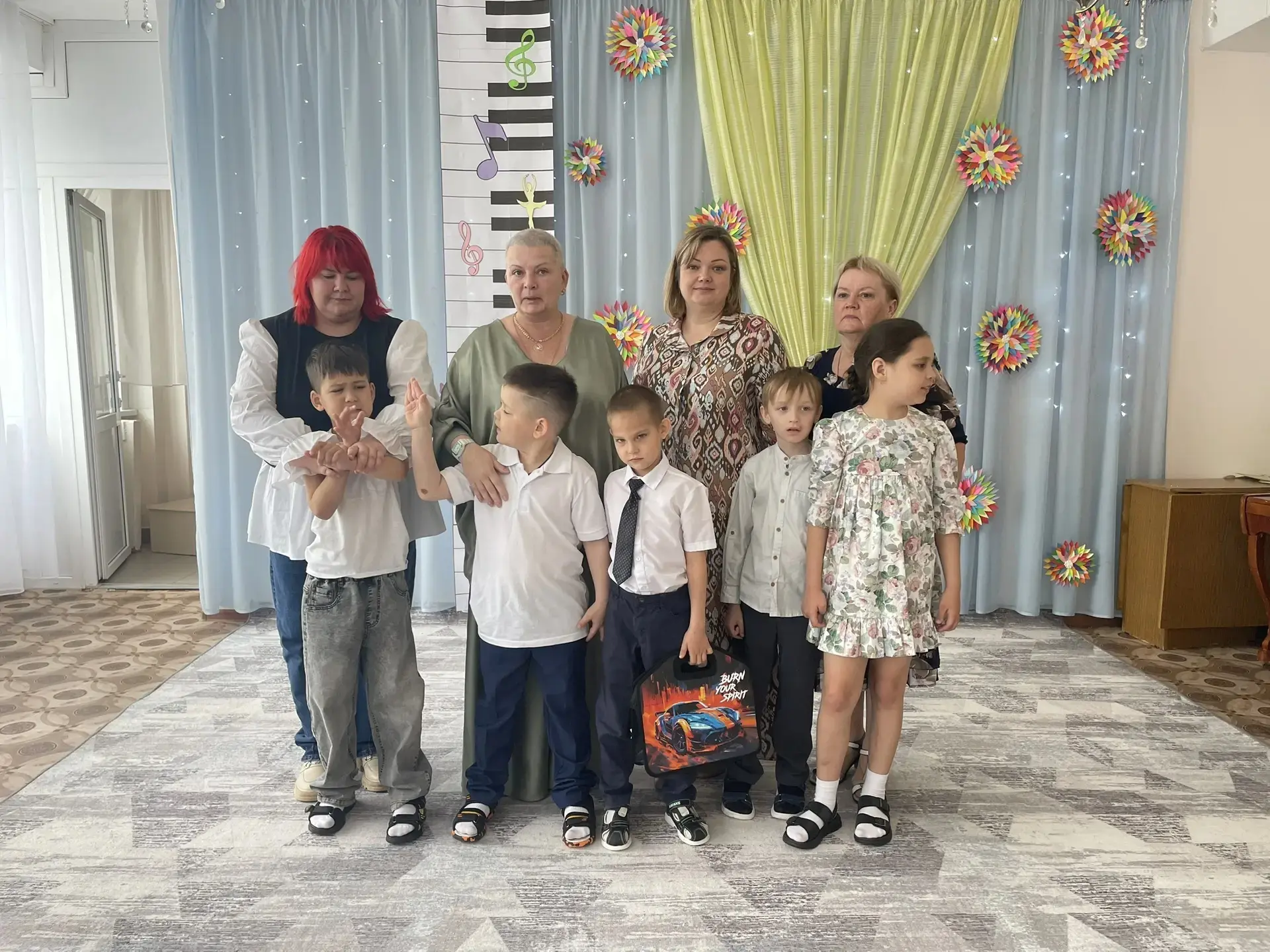 Дорогие ребята!

Поздравляем вас с окончанием учебного года! Желаем вам много радости, весёлых момен