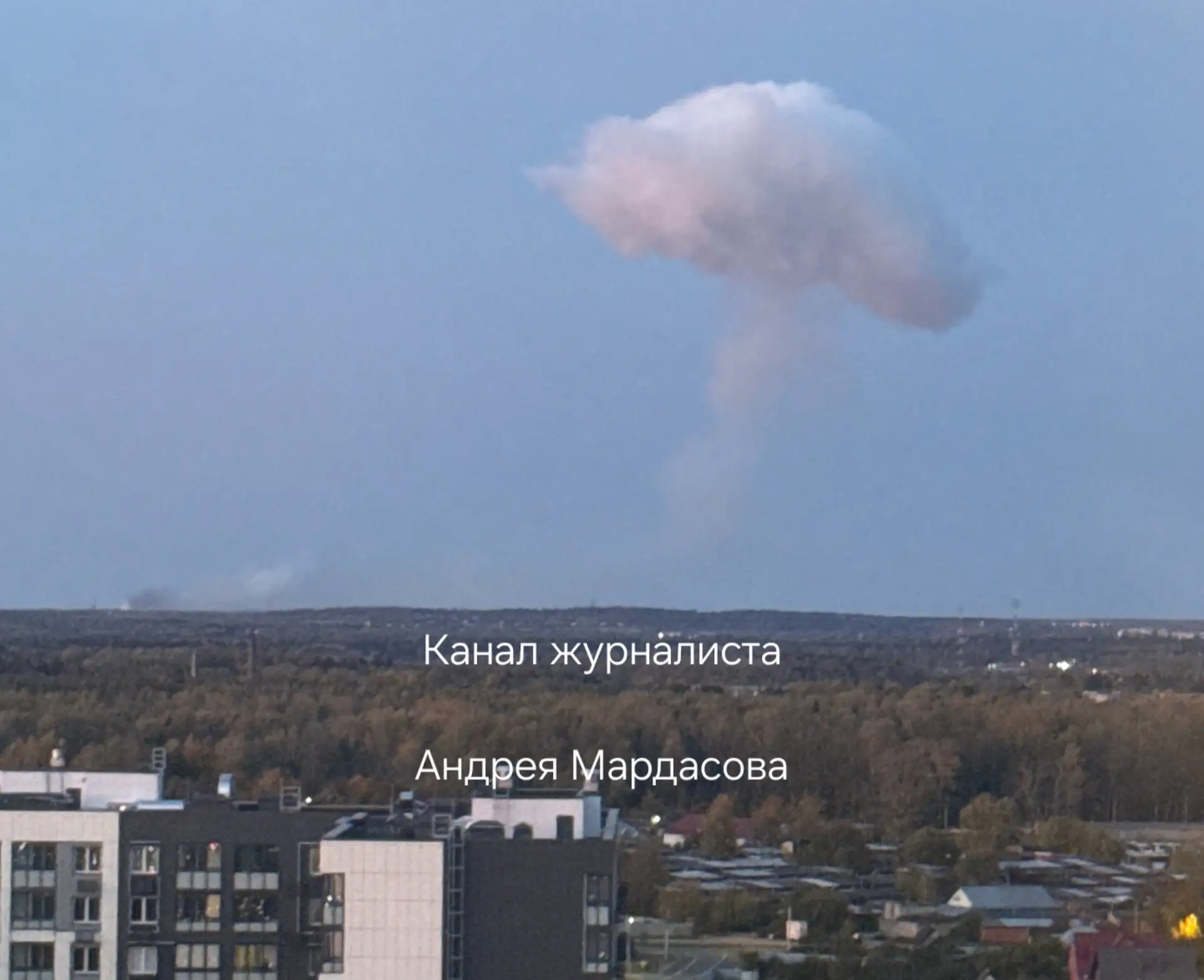 Сейчас сильный взрыв и что-то сильно горит в районе Краснозаводска. Видно было даже с С...