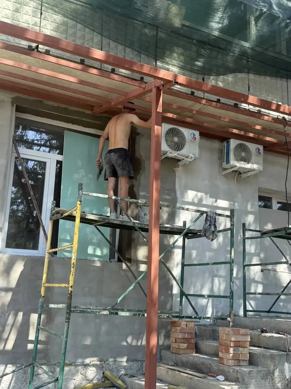 🛠 В Феодосии капитально ремонтируют детскую поликлинику на Гарнаева