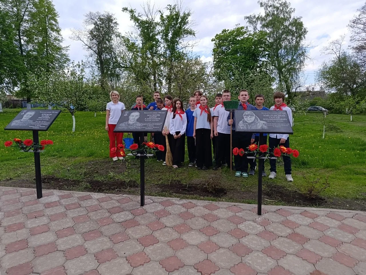 🌳САД ПАМЯТИ🌳
✅Сегодня ученики 7" Б", активисты первичного отделения Движения Первых, совместно с д