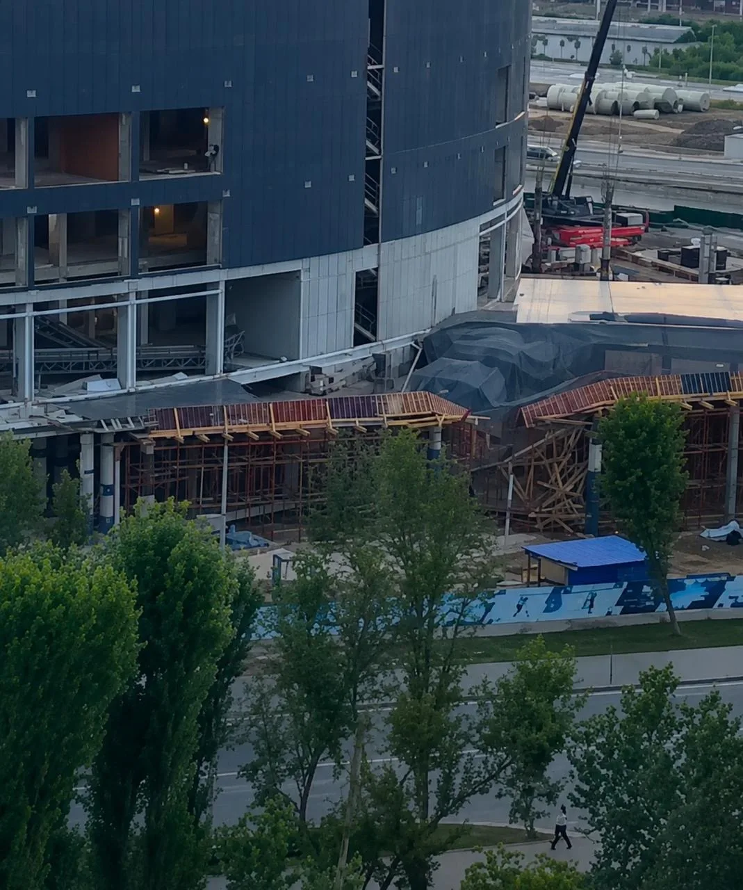 🚧 В Перми на стройке «Пермь-Арены» на улице Локомотивной, 16 рухнуло перекрытие стилоб...