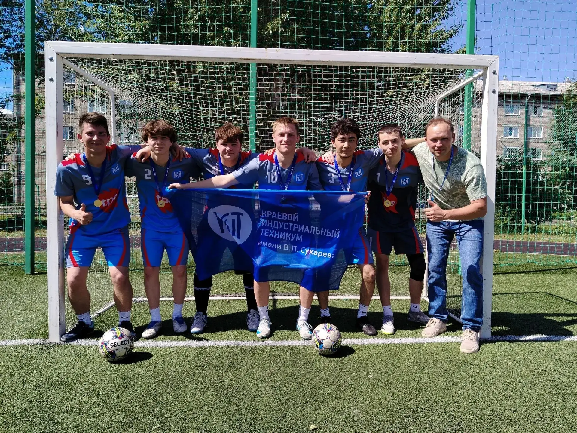 ⚽ Спортивный сезон закрыли победой! 🏆

📣 17.06.2026 на спортивной площадке техникума провели тради