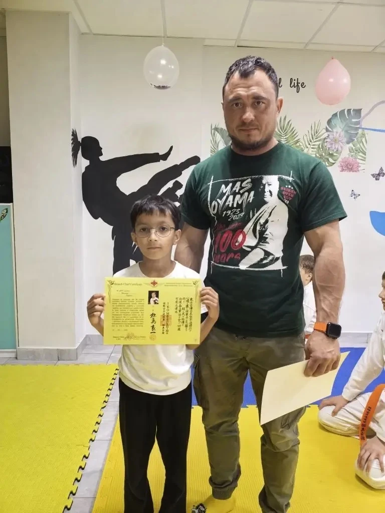 Амрит ушёл на тренировку — уже с оранжевым поясом 😊 В сумке лежит защита. А с кимоно в...
