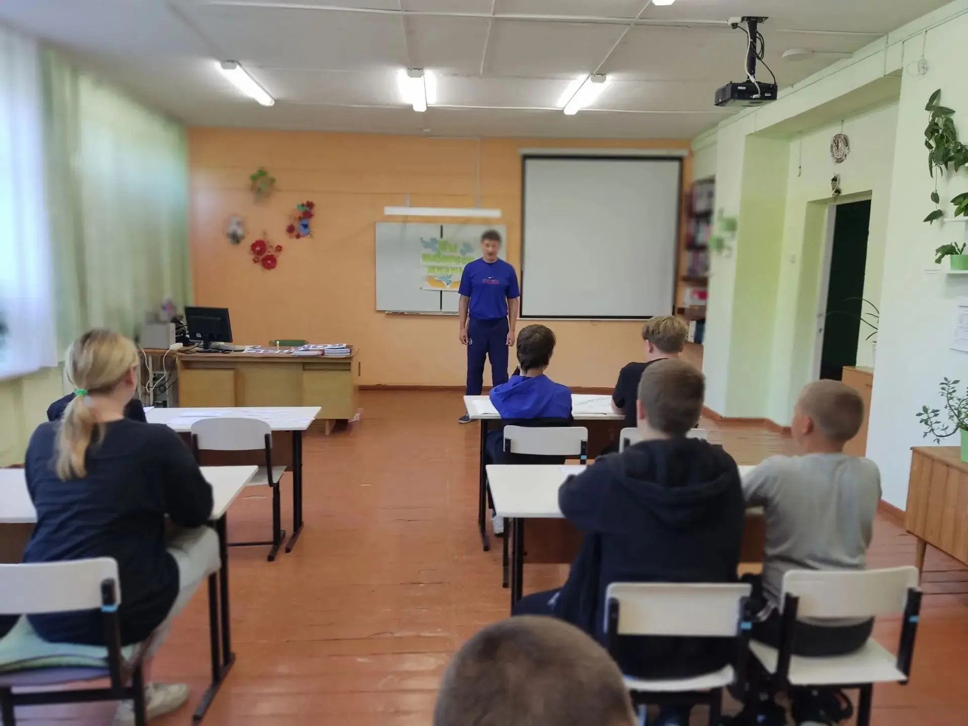 В с. Хуторка с молодежью инструктором по спорту Петровым Сергеем проведена профилактиче...