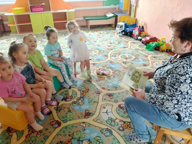 🚗«Автомультики» 

🚦Специалист Придорожной библиотеки Кулямза Мендалина провела для воспитанников д