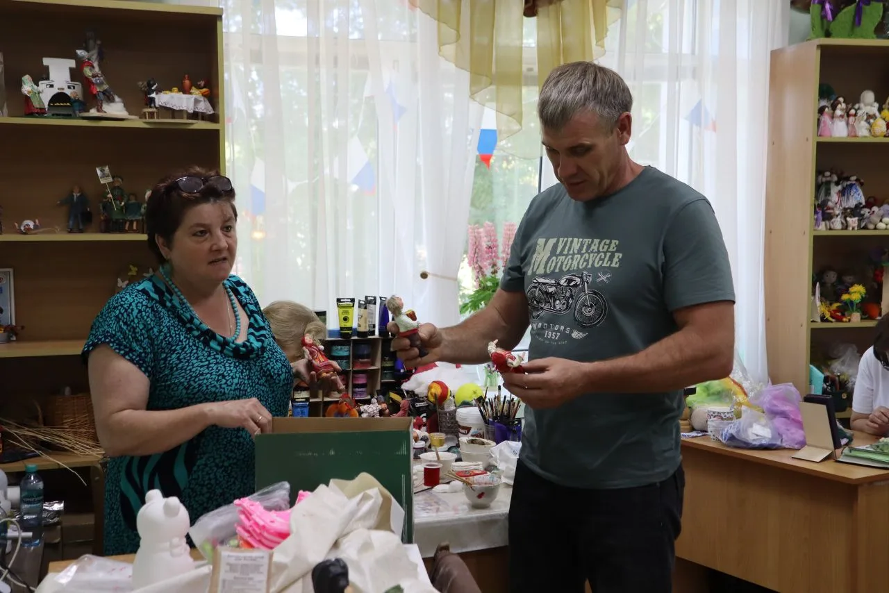 ТУРИСТЫ НА МОТОЦИКЛЕ В ГОСТЯХ У ДОМА РЕМЁСЕЛ

Сегодня по пути своего маршрута к нам заехали путешест