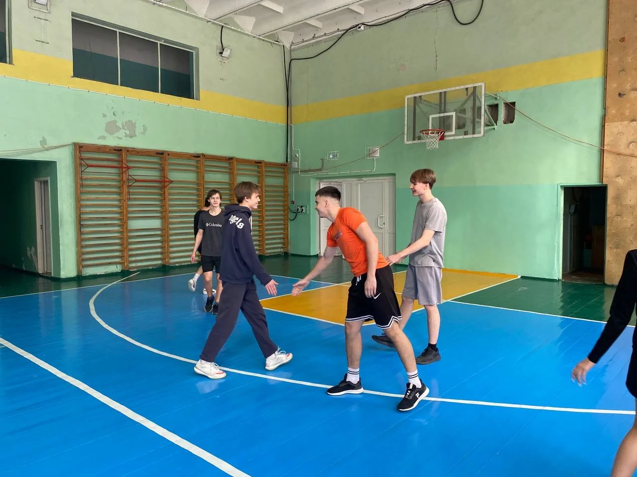 Школьные соревнования по волейболу в честь Дня защитника Отечества 🇷🇺  Вчера в нашей школе в честь Д