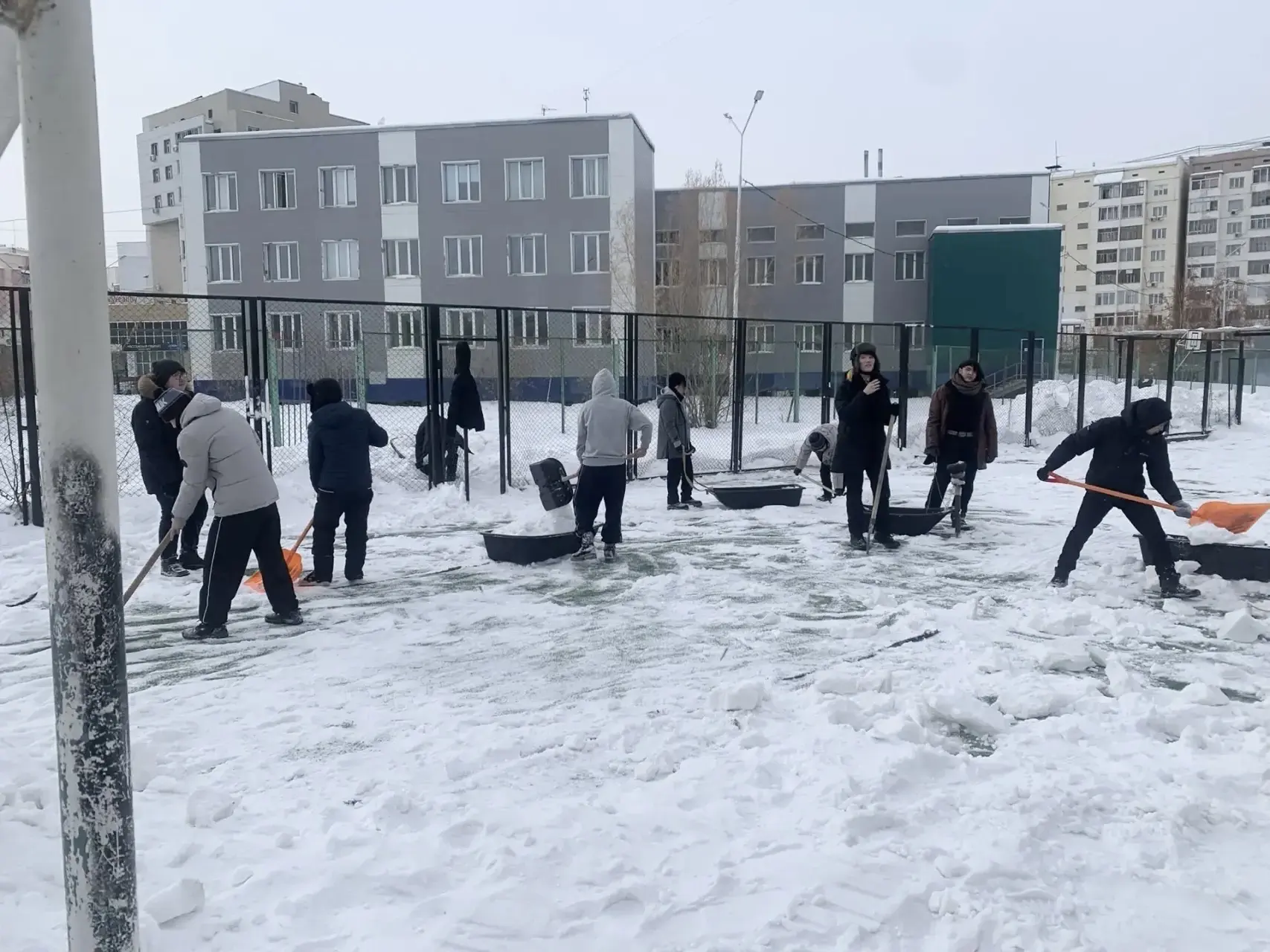 Наши юноши, ученики 10-ых классов всю неделю участвовали в субботниках по уборке снега на уличной сп