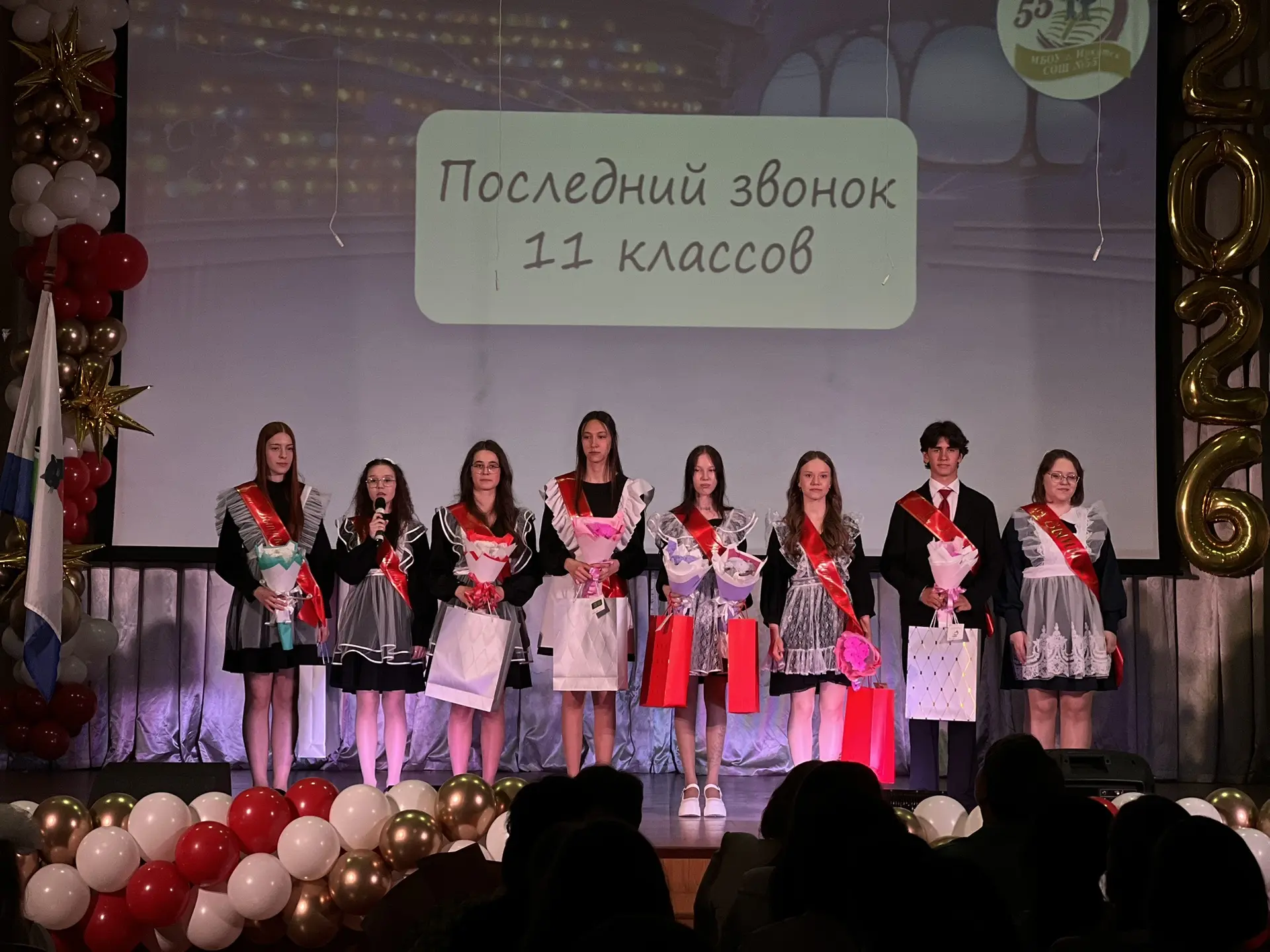 Взрослая жизнь на пороге: последний звонок для 9 и 11 классов 🎓🔔  Сегодня в нашей школе особенно зво
