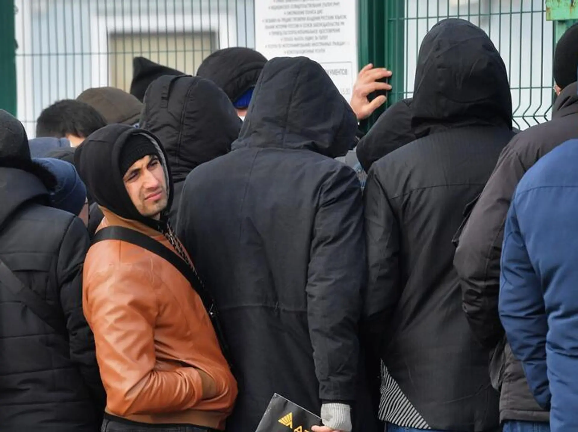 ❗ В Новом Уренгое нашли 37 адресов с массовой регистрацией мигрантов.

Во время операции «Нелегал» з