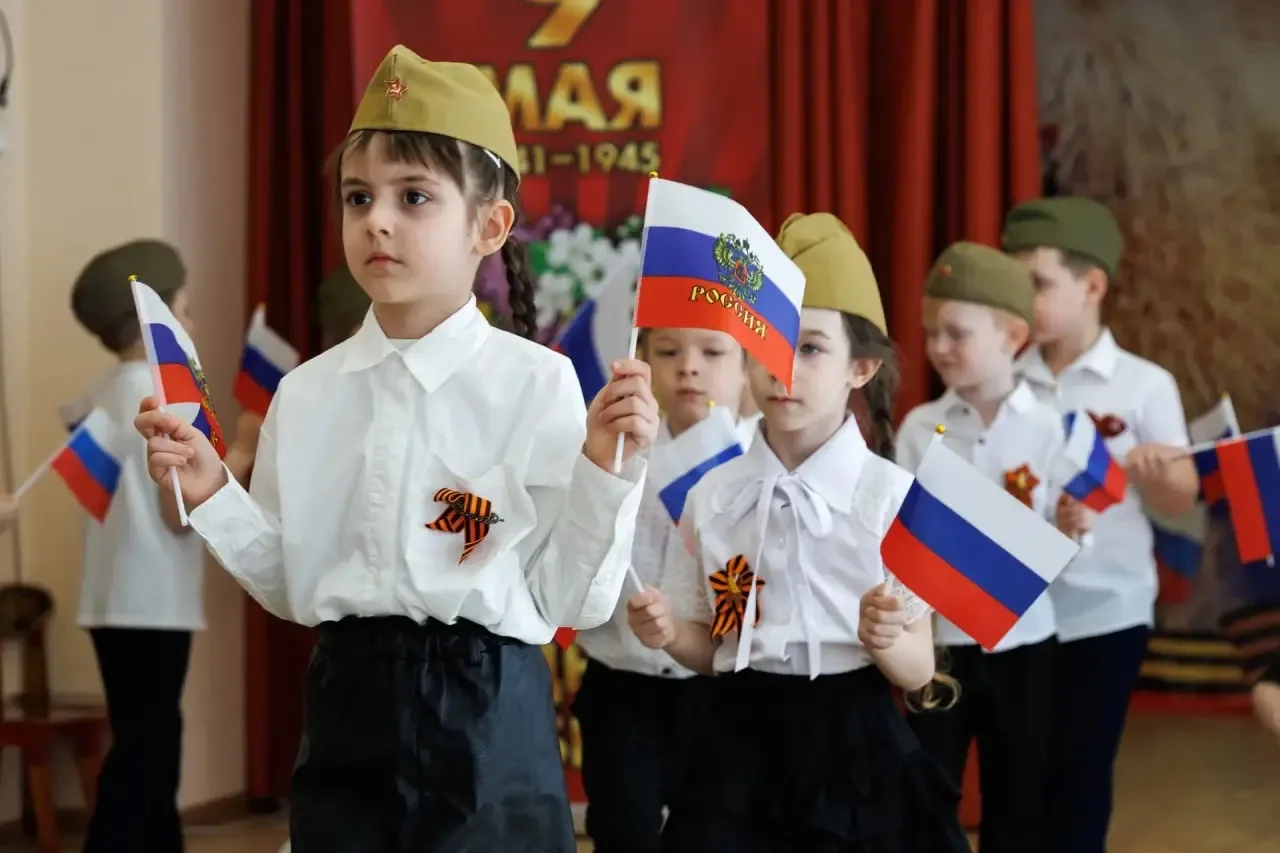 🎖️ Никто не забыт, ничто не забыто  💫 В старшей группе детского сада «Росток» прошло праздничное мер