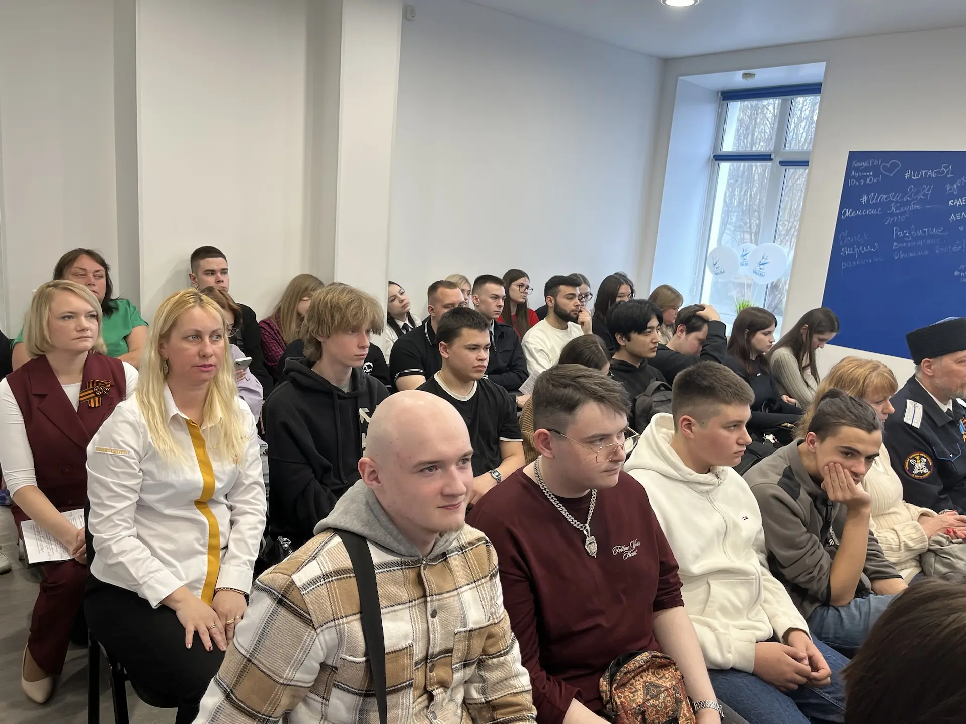 📜 В преддверии Дня Победы, студенты группы 4651 -11 вместе с советником по воспитанию ...