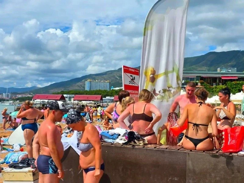 🌴 Прямое включение из сердца Геленджика: атмосфера курортной жизни у самого побережья в этот момент