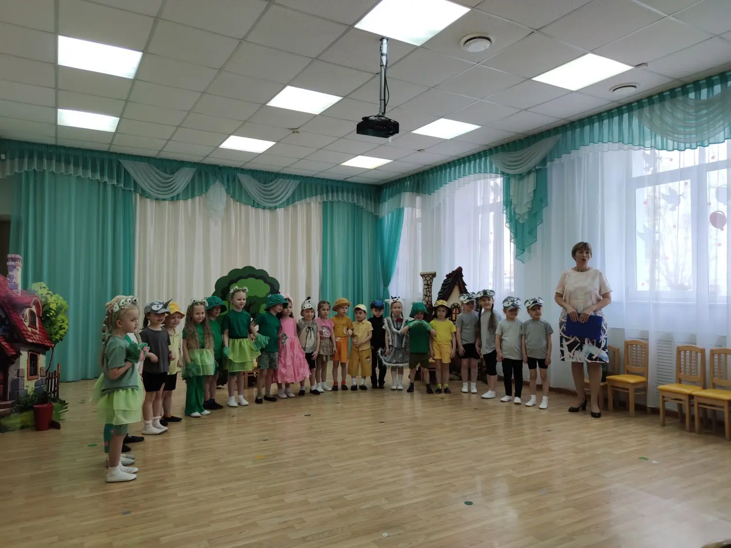 Наши юные таланты – дети средней группы «Машенька» подарили зрителям настоящий театральный праздник,