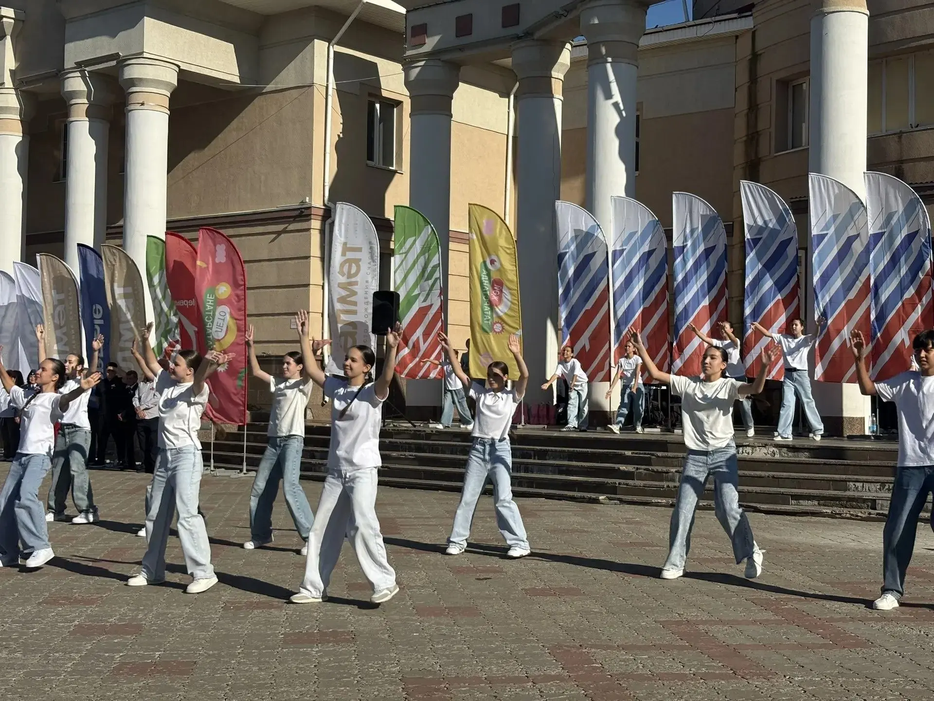 21 августа площадь перед НКЦ «Элмэт» стала центром притяжения для сотен альметьевцев. Ж...