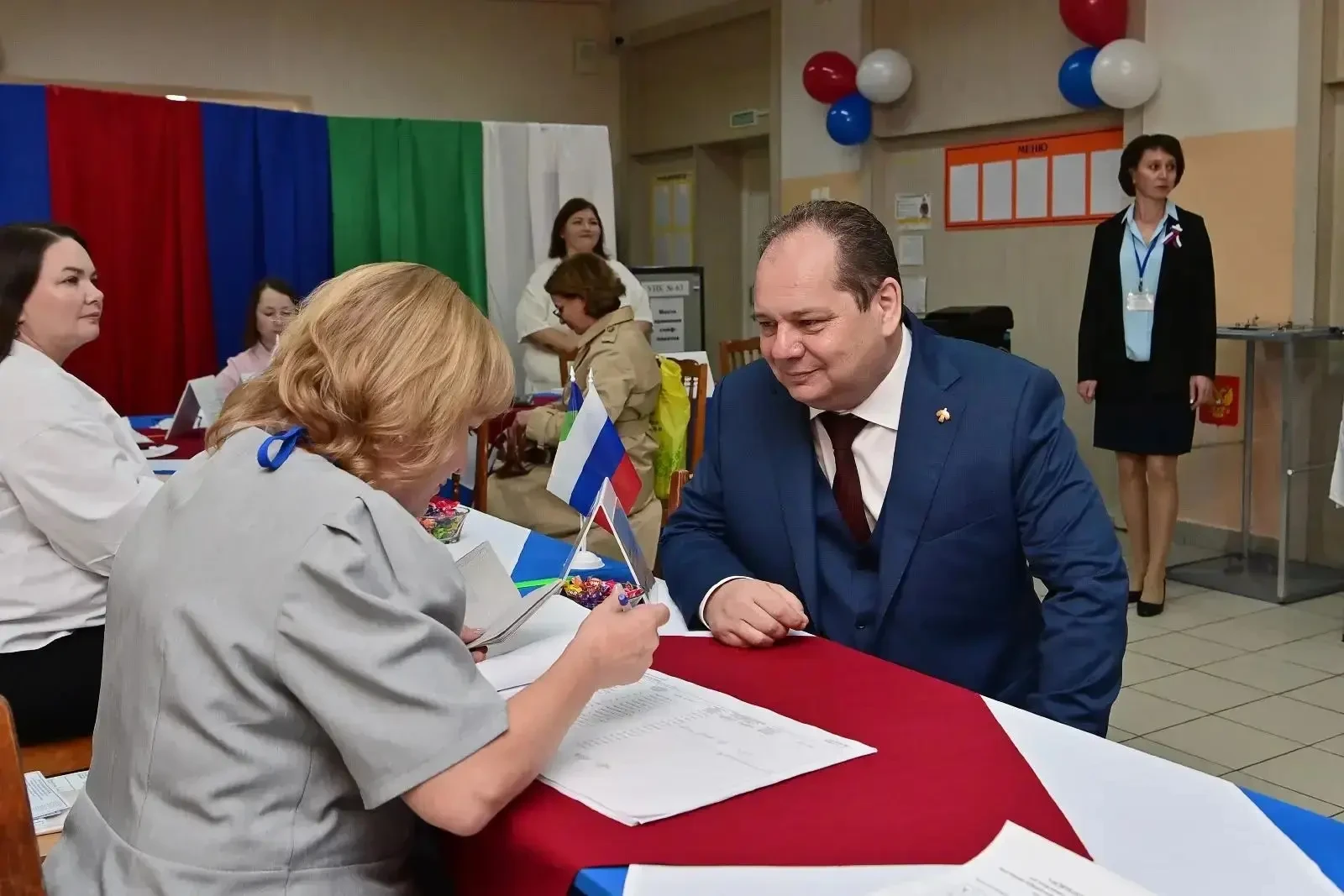 Глава Коми Ростислав Гольдштейн проголосовал на избирательном участке в Сыктывкаре.