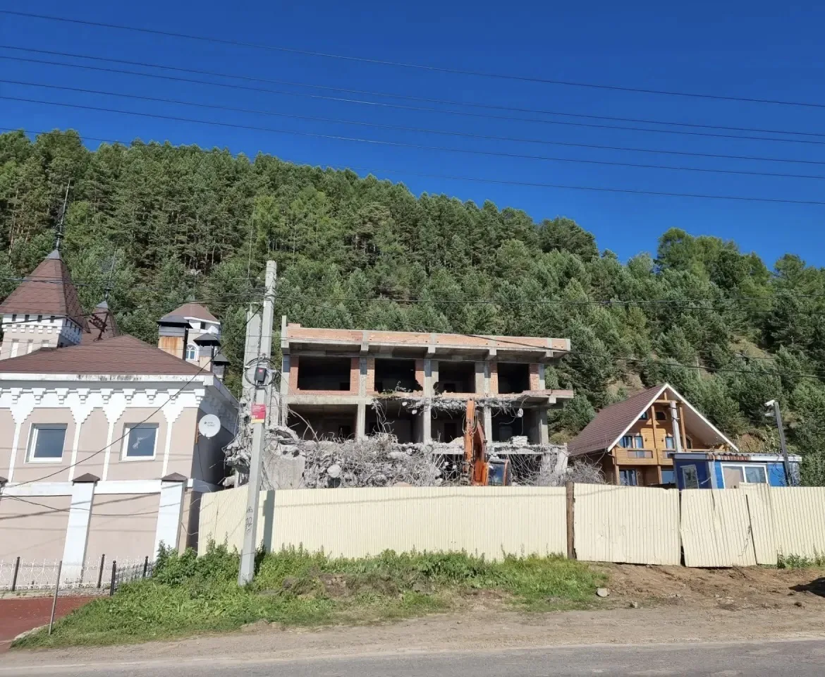 Тем временем в Листвянке сносят незаконную гостиницу.