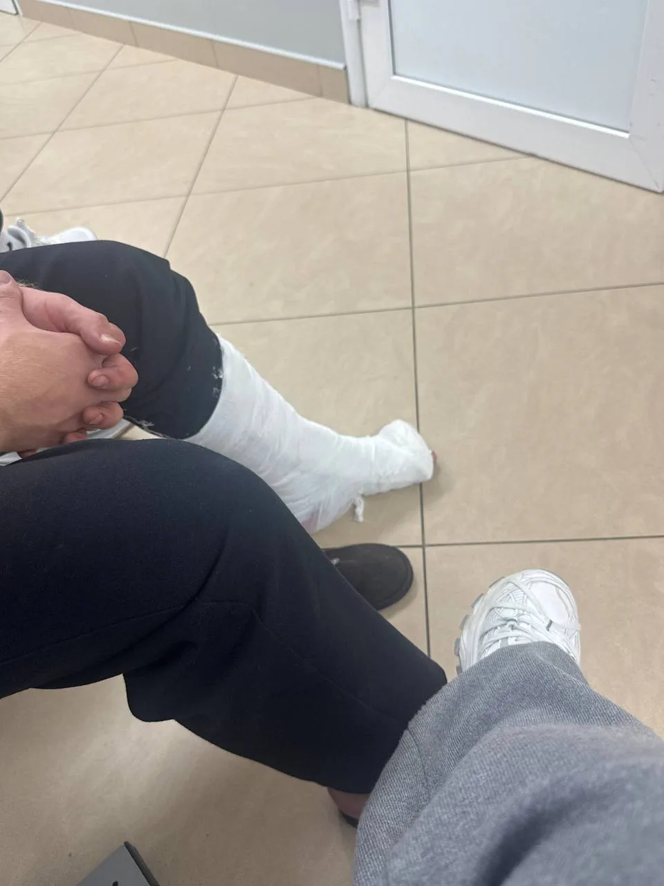 Вчера утром возле ТЦ Экопарк в Мурино, под камерами у выхода, двое мужчин избили мужа и...