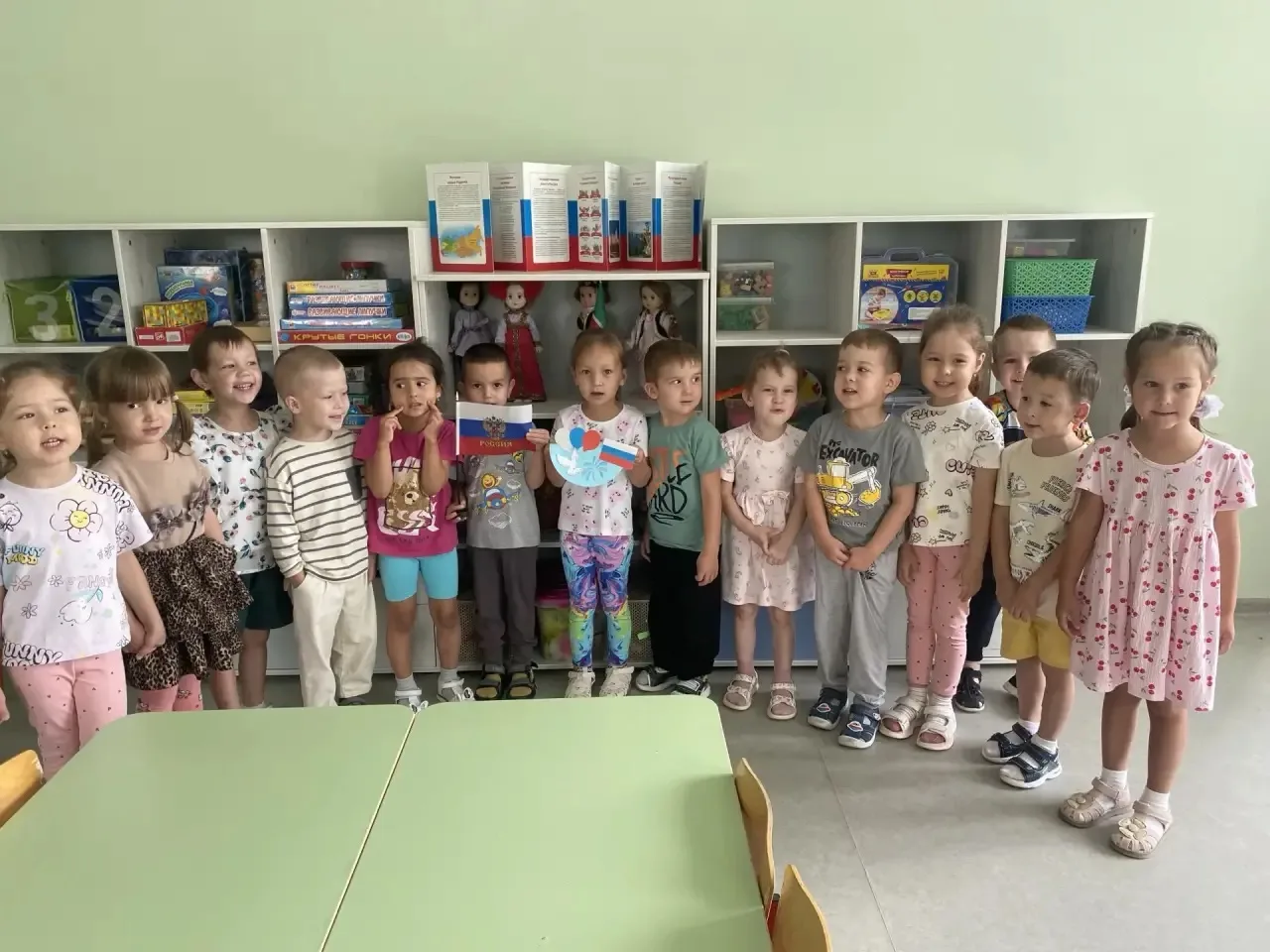 В рамках тематической недели ко Дню российского флага с детьми младшей группы было пров...