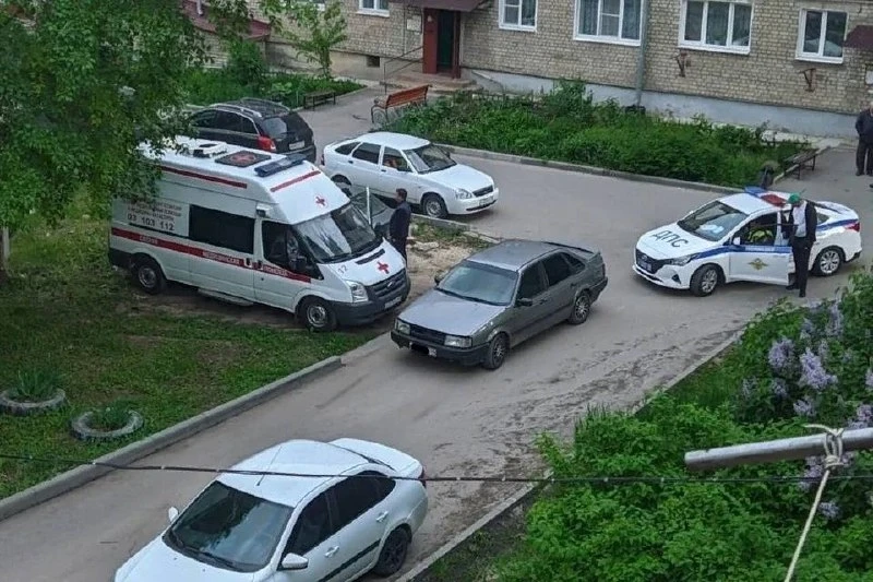 ⚡️ Под окнами дома на улице Ключевая обнаружено тело 14-летней девочки