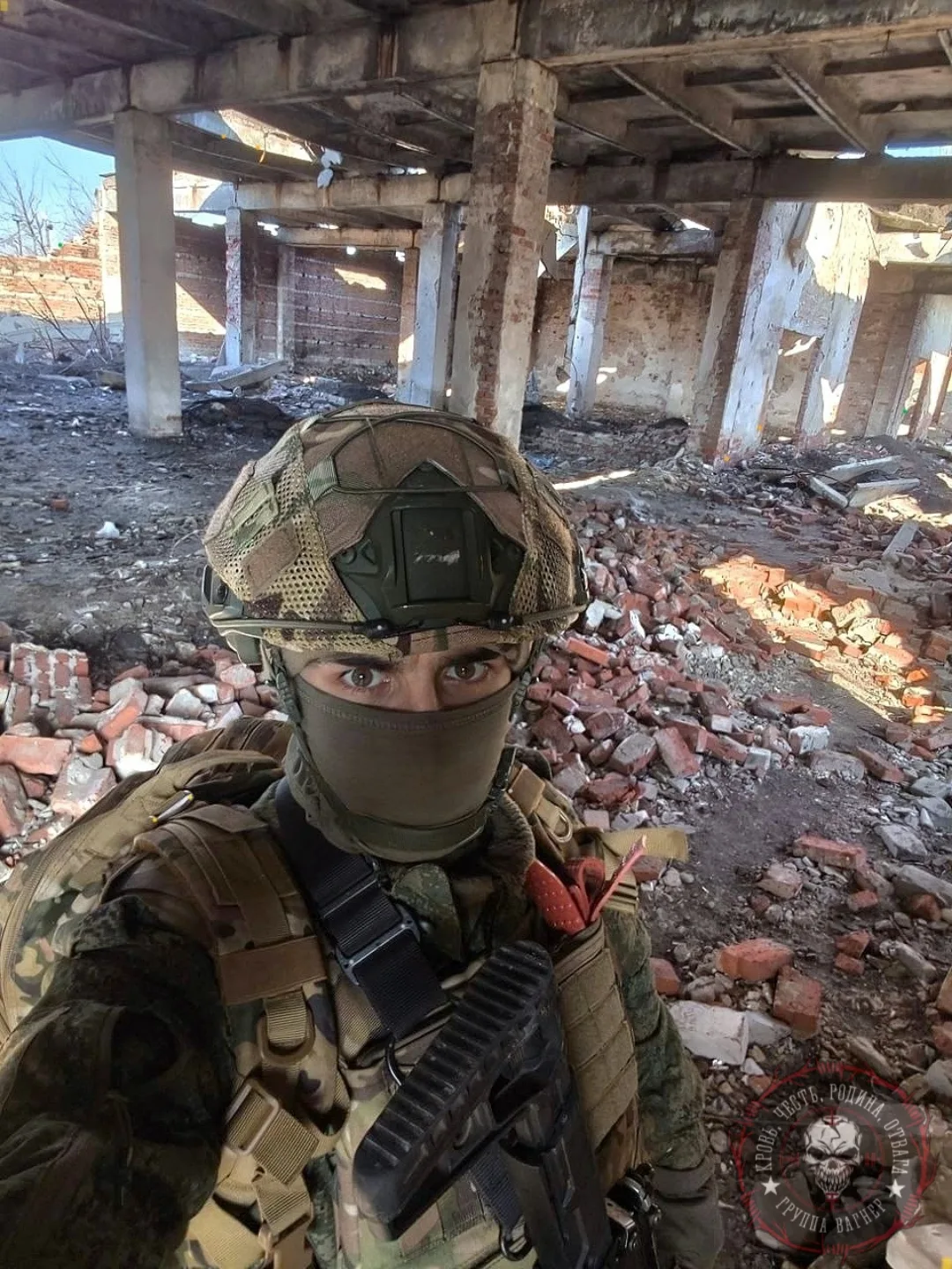На зачищенном объекте. Шлю огромный привет родным! Мы вернёмся с победой 🇷🇺