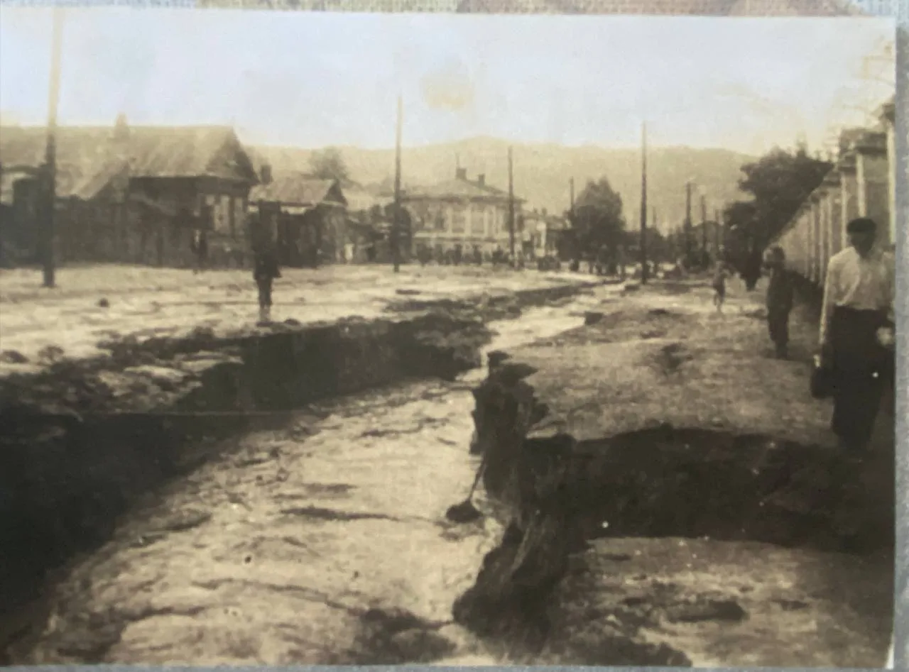 🌧 Последствия ливневых дождей на улице Выставочной. 1940-е годы.

🏞 Река Кайдаловка — до того, как