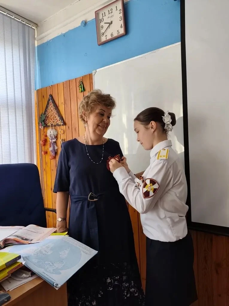 🌺 Кадеты поздравили учителей с Днём Победы! 🌺  Сегодня в нашей школе царила особенная атмосфера тепл